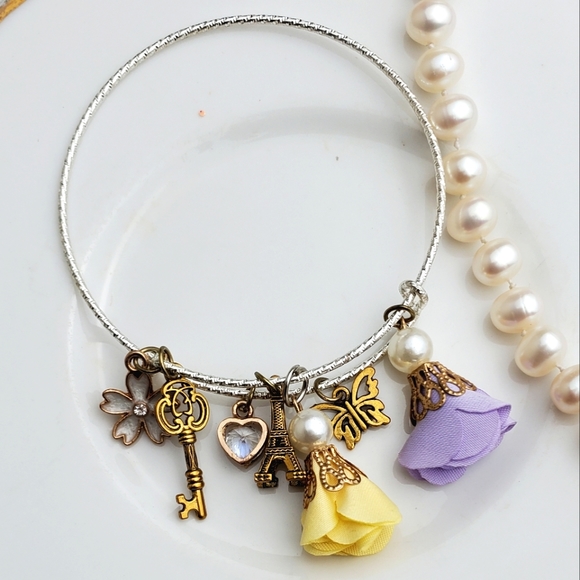 💫5/$25 FLORAL CHARM BRACELET - Picture 2 of 3